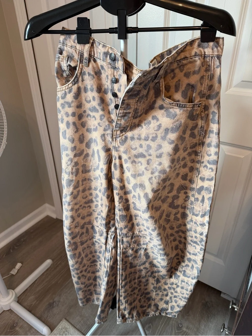 Leopard Print barrel Leg Jeans size 29 - Picture 5 of 6